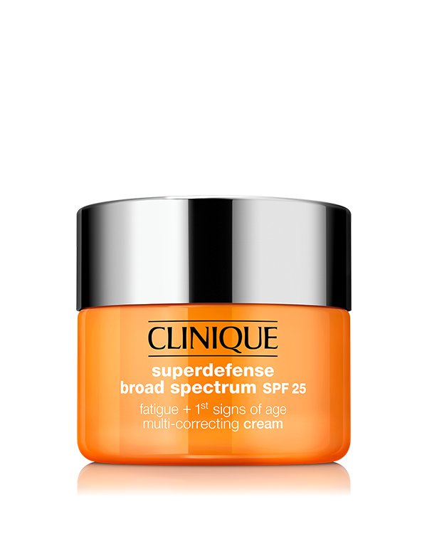 Superdefense™ SPF 25 Fatigue + 1st Signs Of Age Multi-Correcting Cream, Eine erfrischende, sanfte Creme mit Lichtschutzsfaktor, die Müdigkeit und erste Anzeichen der Hautalterung bekämpft.